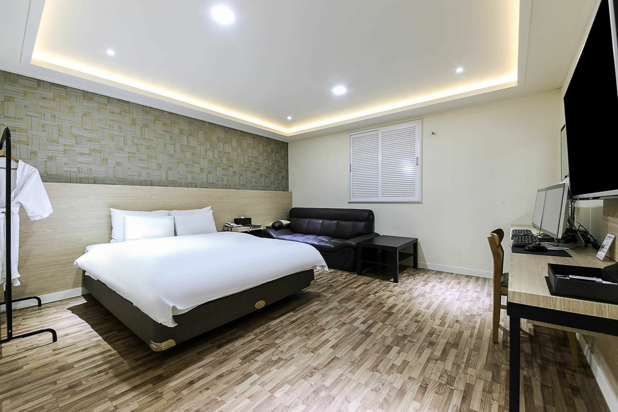 White Hotel Suwon Exteriör bild